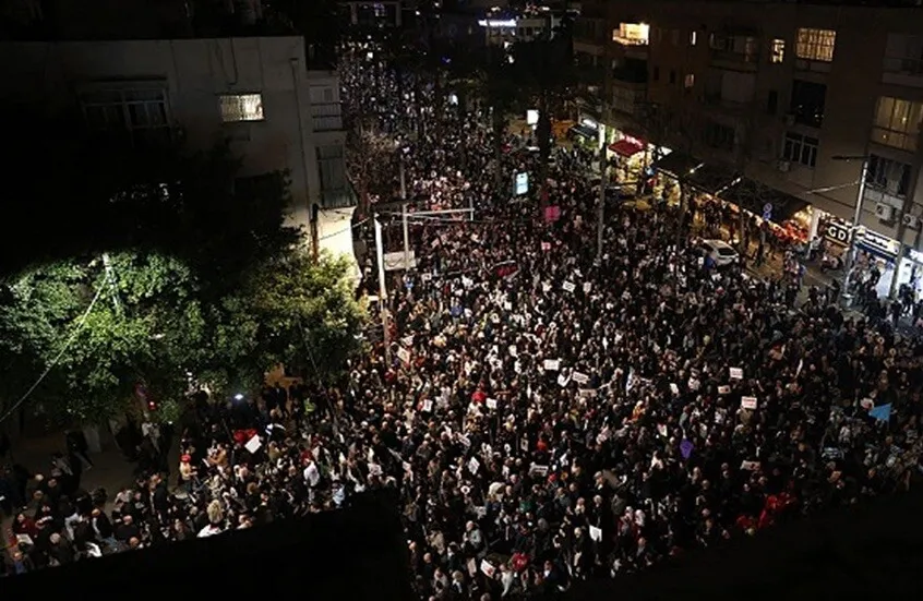 مئات الإسرائيليين يتظاهرون في تل أبيب ضد سياسات الاحتلال وفشل 7 أكتوبر